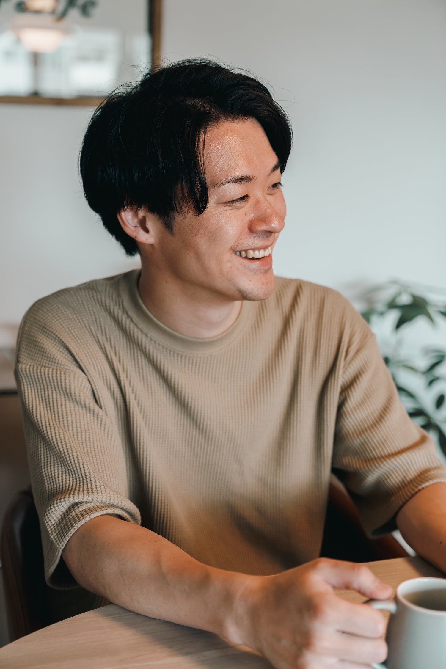 坂本翔さん — Beans. Coffee&Roasters 店内でのポートレイト